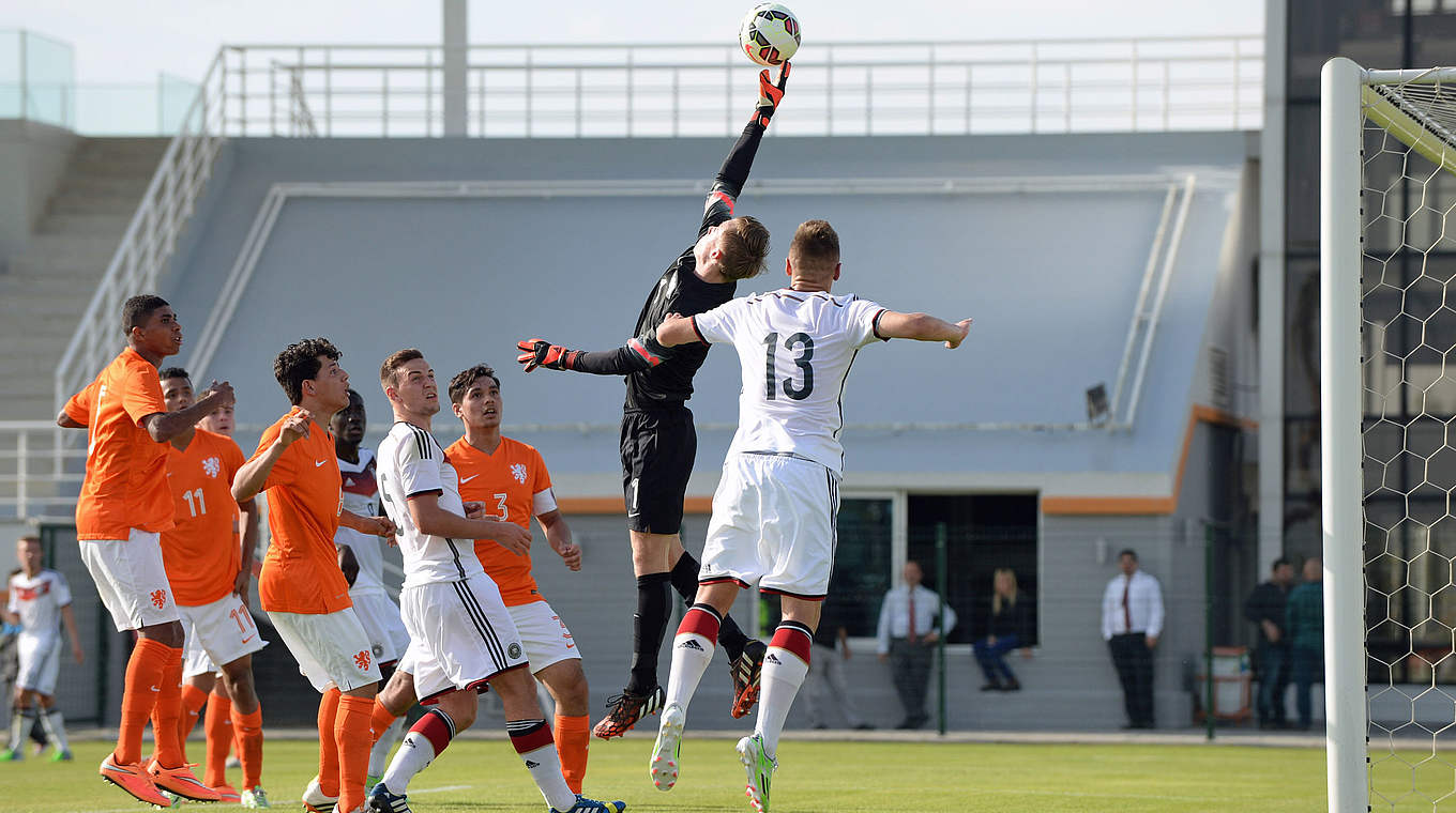 Luftduell: Holland-Keeper Stan van Bladeren vor Wekesser (r.) am Ball © 2014 Getty Images
