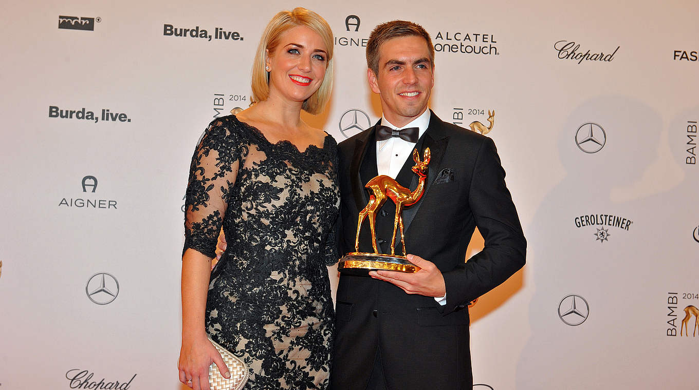 Sie strahlen auf dem Roten Teppich: Preisträger Lahm und seine Ehefrau Claudia © BrauerPhotos © G.Nitschke