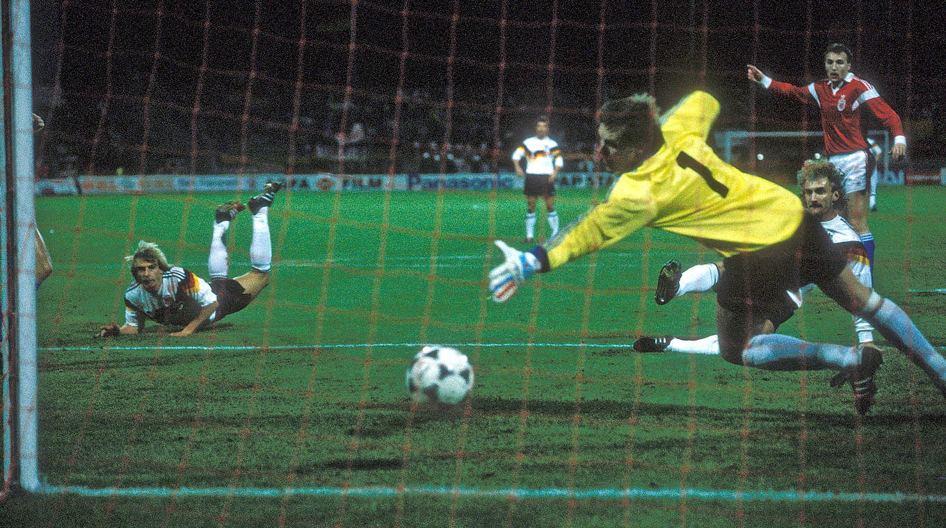 Nur 3:2 im Oktober 1990: Klinsmann (l.) trifft gegen Luxemburgs Torwart van Rijswijck © 