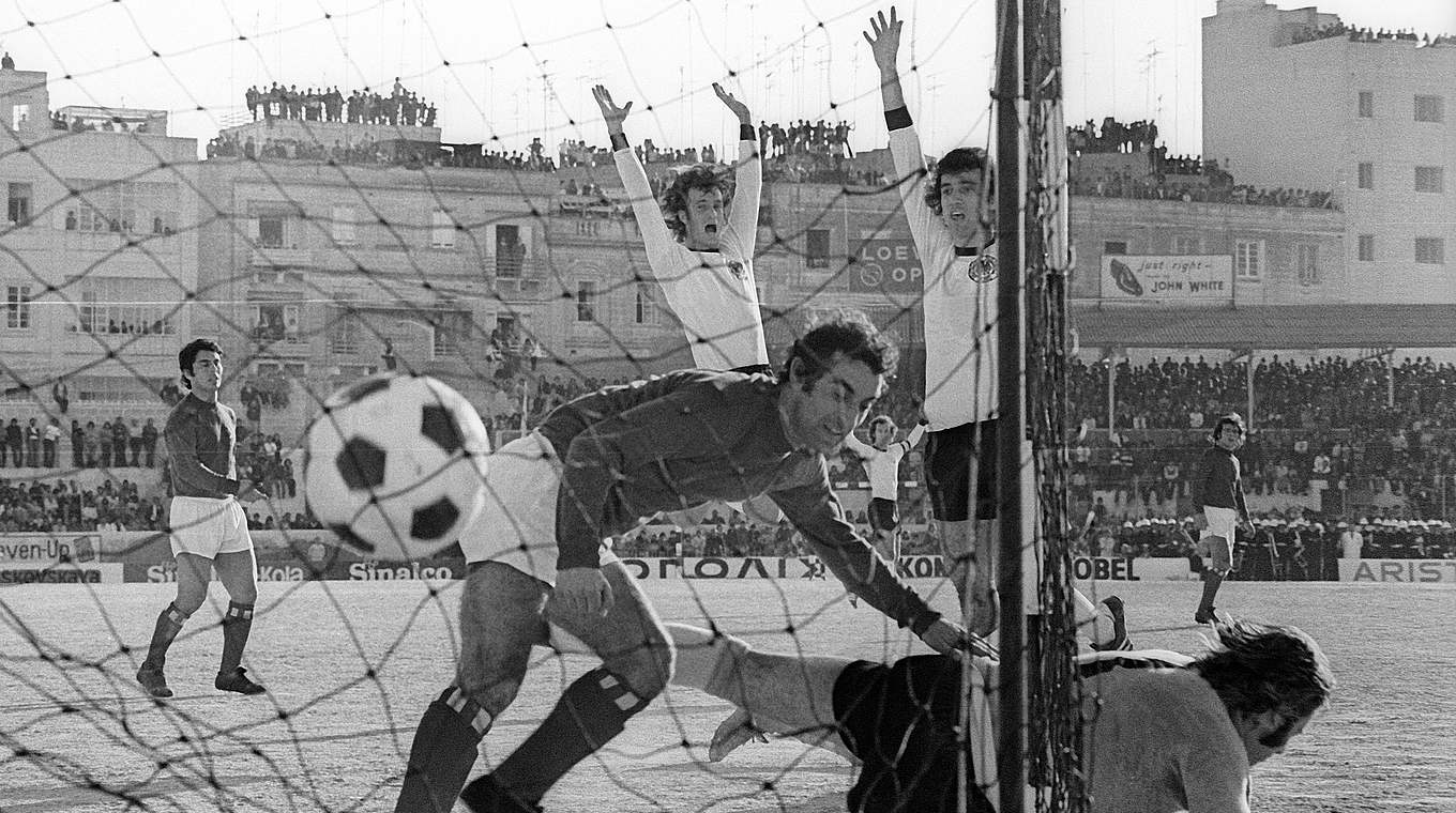 Cullmann (3.v.r.) trifft, Bonhof daneben jubelt: das Siegtor gegen Malta 1974 © imago sportfotodienst