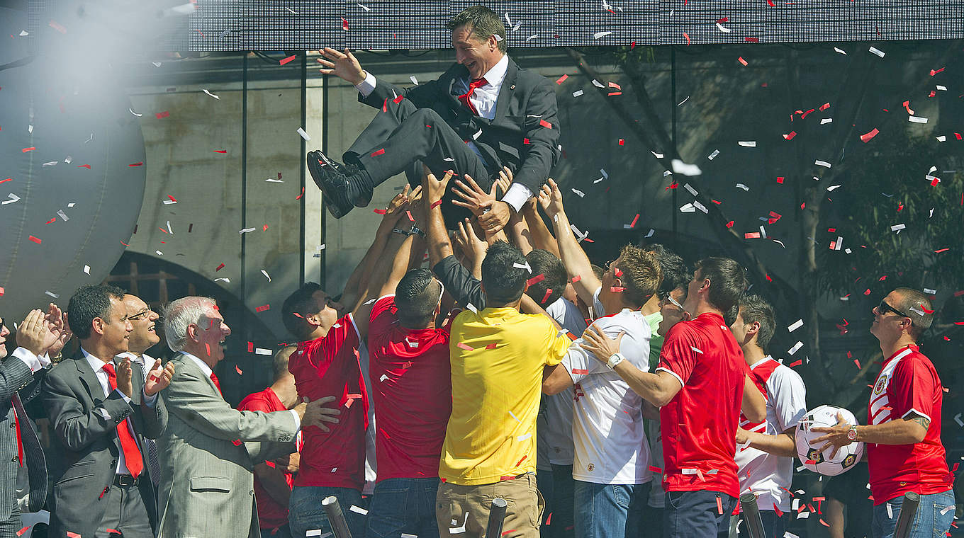 Gibraltar-Coach Allen Bula (o.): "Mein Land brauchte mich" © DFB