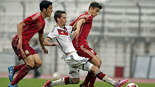 Gegen zwei Gegenspieler: Marco Hingerl (Mitte) packt die Grätsche aus. Am Ende reichte es aber nicht für den Spieler von Bayern München und das deutsche Team. 0:2 hieß es am Ende im Duell gegen Spanien. © 2014 Getty Images