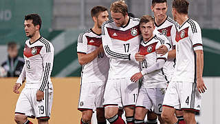 Jubel um Torschütze Max Meyer (Nr. 20): Das DFB-Team siegt 3:1 gegen Holland © 2014 Getty Images