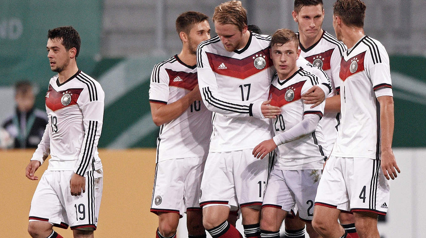 Jubel um Torschütze Max Meyer (Nr. 20): Das DFB-Team siegt 3:1 gegen Holland © 2014 Getty Images
