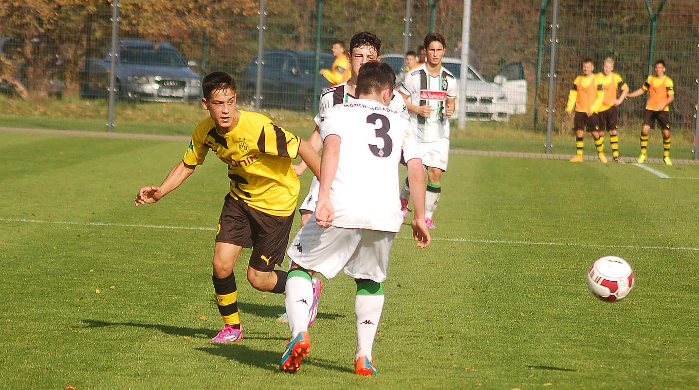Gelb-Rote Karte gegen Mönchengladbach: Dortmunds Hüseyin Bulut (l.) © mspw