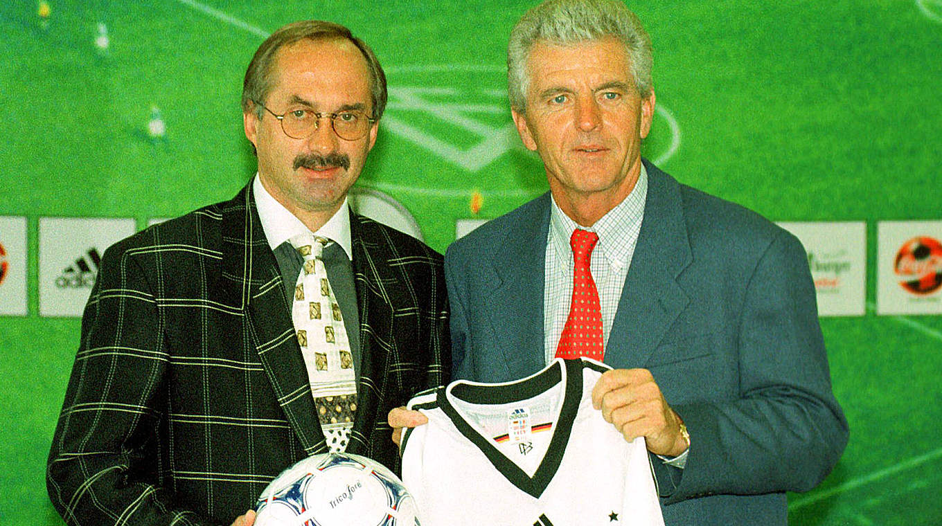 Wurde 1998 Assistent von Bundestrainer Erich Ribbeck: Uli Stielike (l.) © imago