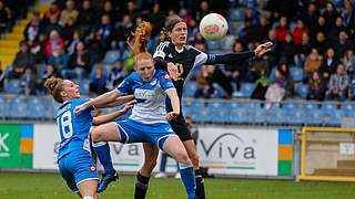 Lufthoheit: Alles im Griff hatten am Wochenende Kerstin Garefrekes (r.) und der 1. FFC Frankfurt im Spiel gegen Hoffenheim. 7:1 hieß es am Ende. Damit bleiben die Hessinnen an Wolfsburg und bayern München dran. Nur ein Punkt rangiert der FFC hinter dem Spitzenduo. © Jan Kuppert