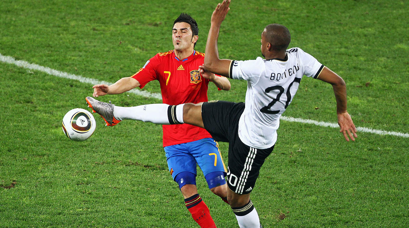 Rassige Zweikämpfe: Boateng (r.) gegen Villa im WM-Halbfinale 2010 © 2010 Getty Images