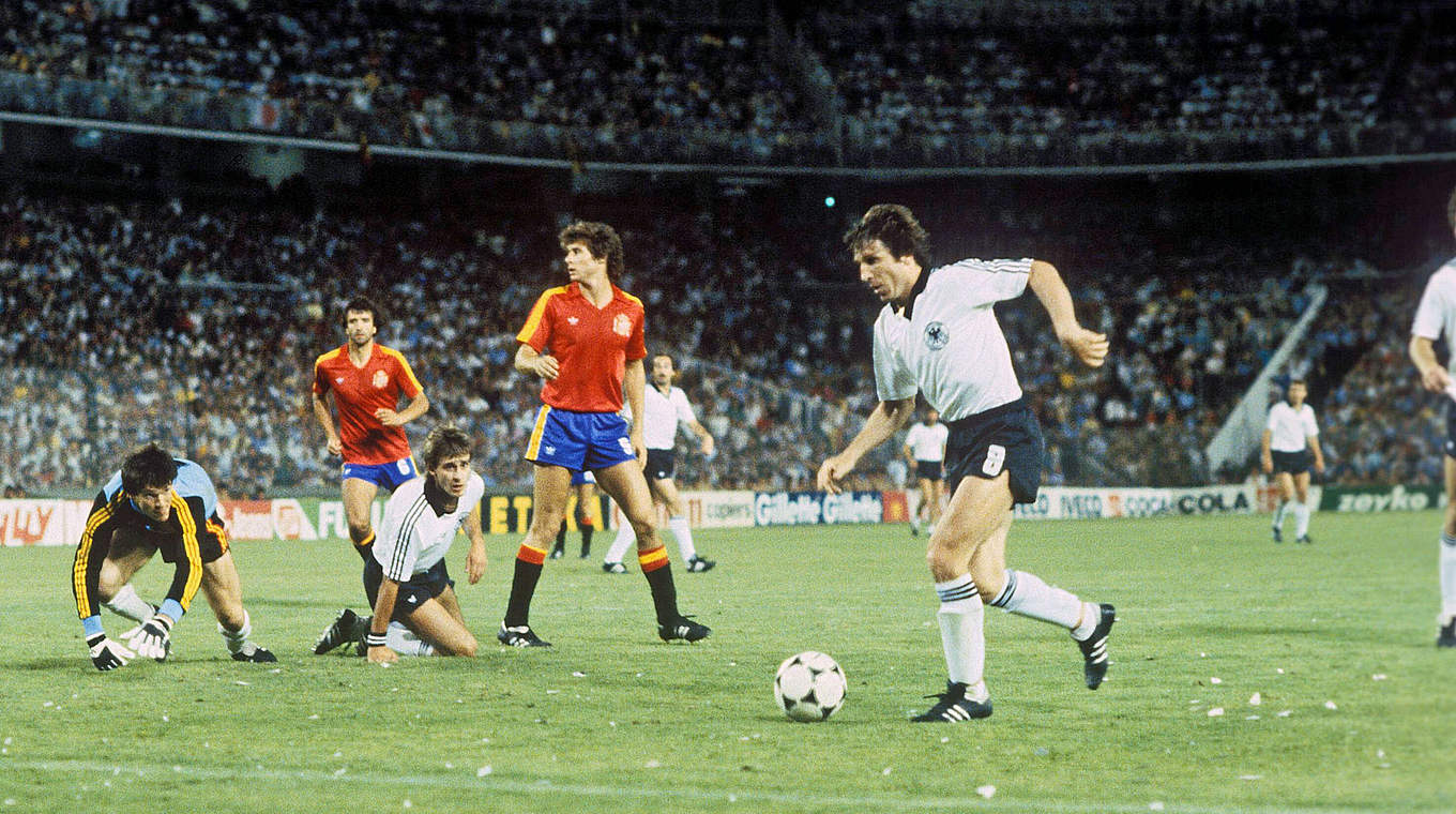 Torschütze Klaus Fischer (v.): Sieg gegen Spanien 1982 © imago