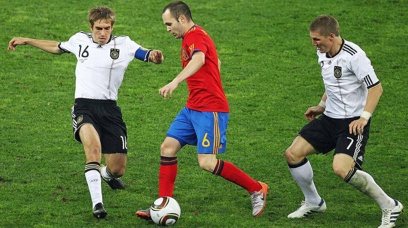 Weltstars im Duell: Schweinsteiger (r.) und Lahm (l.) gegen Iniesta 2010 © 2010 Getty Images