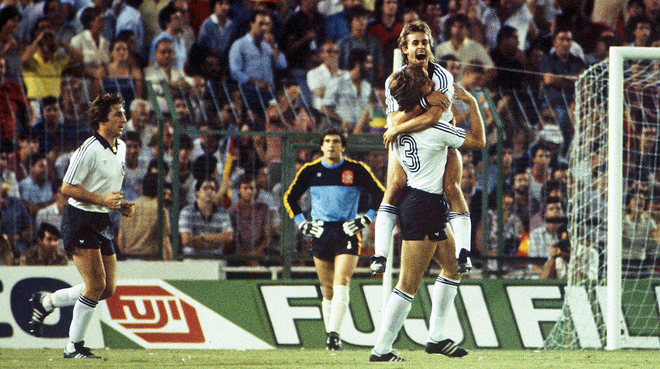Sieg gegen Spanien bei der WM 1982 in Spanien: Torschütze Pierre Littbarski (o.) © imago