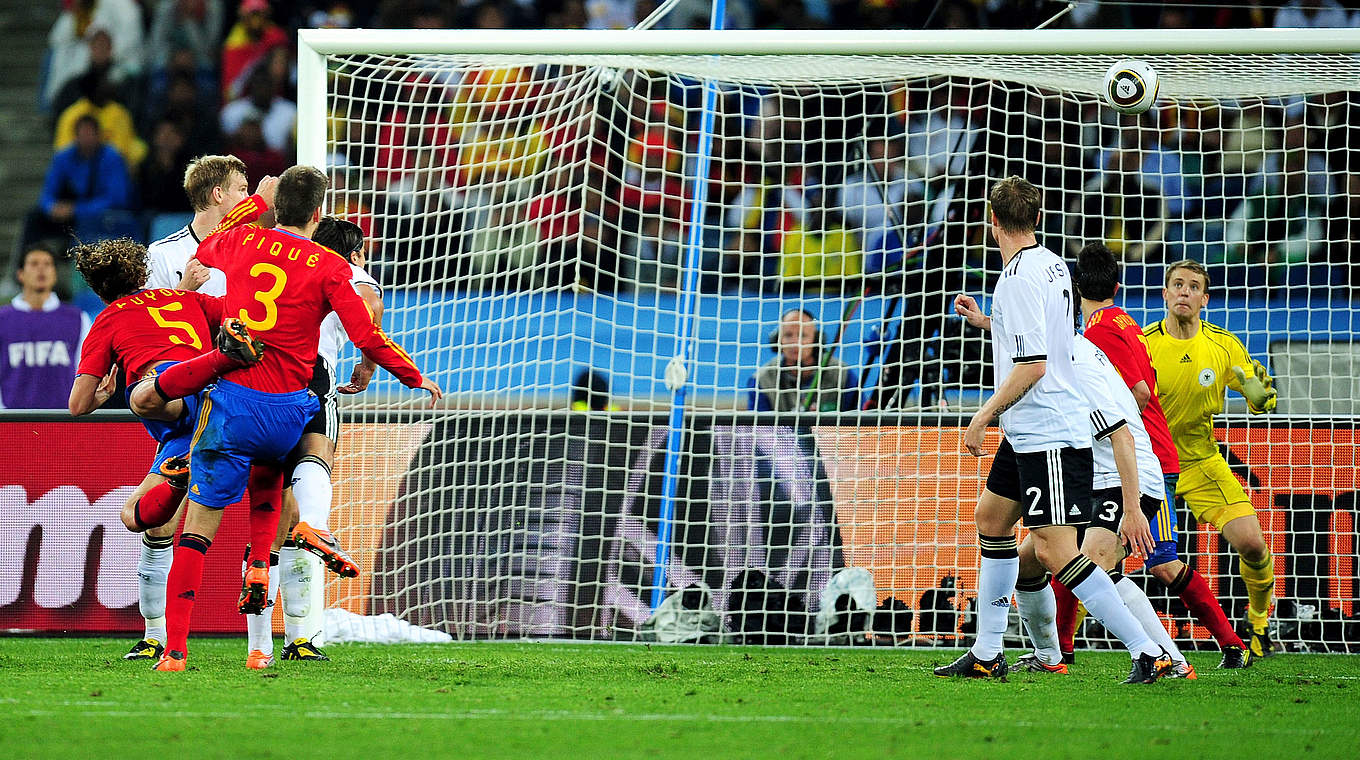 Aus im WM-Halbfinale 2010: Puyol (l.) köpft Spanien zum Sieg © 2010 Getty Images