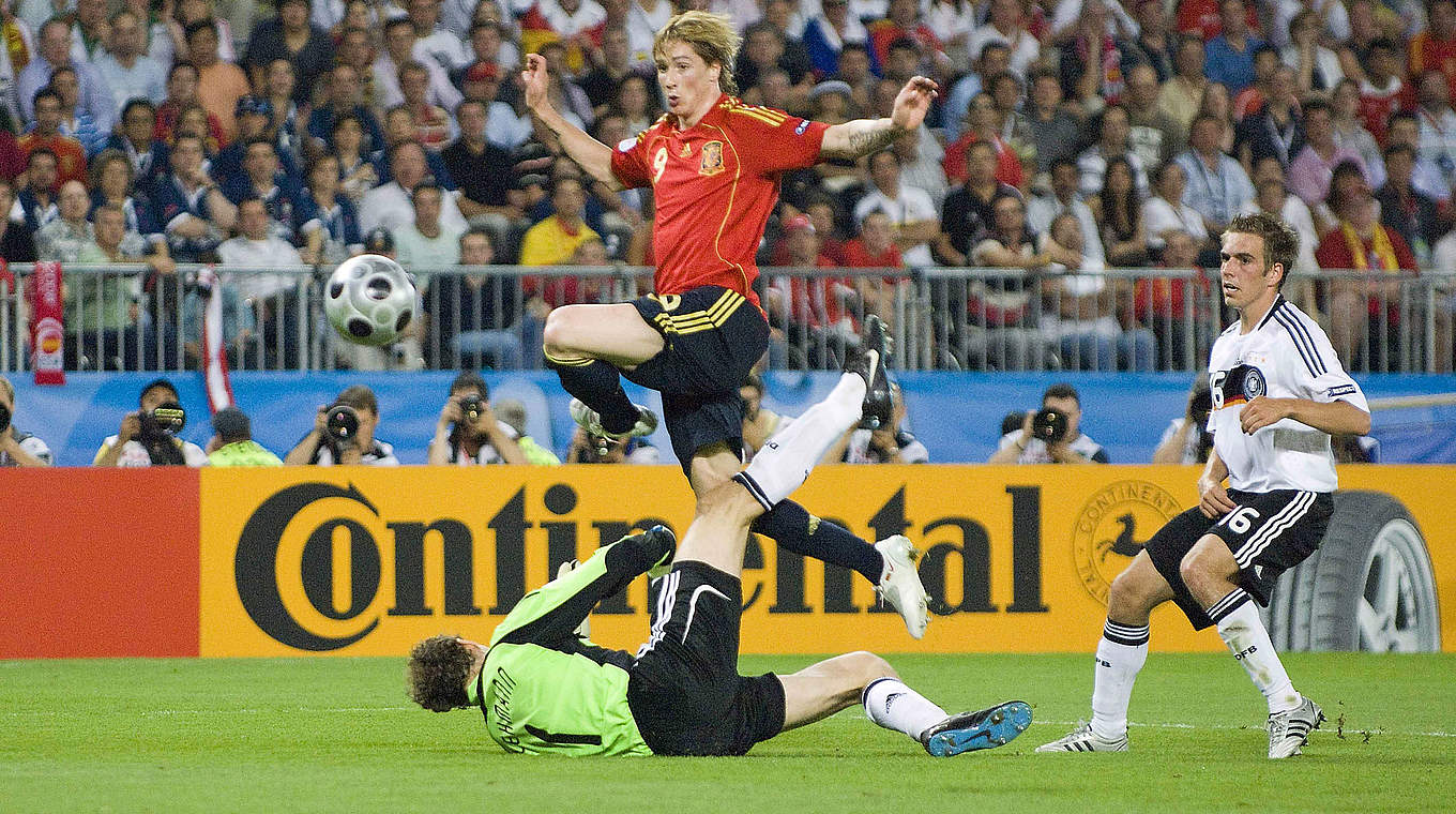 Das Tor zum EM-Triumph 2008: Torres düpiert Lahm (r.) und Lehmann (u.) © imago sportfotodienst