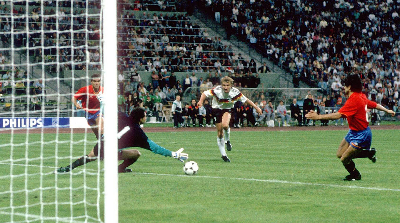 Doppelpack im EM-Gruppenspiel 1988: Rudi Völler (2.v.r.) trifft gegen Spanien © imago