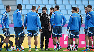 Es geht wieder los: Bundestrainer Löw (M.) versammelt seine Spieler vor zwei Partien © 2014 Getty Images