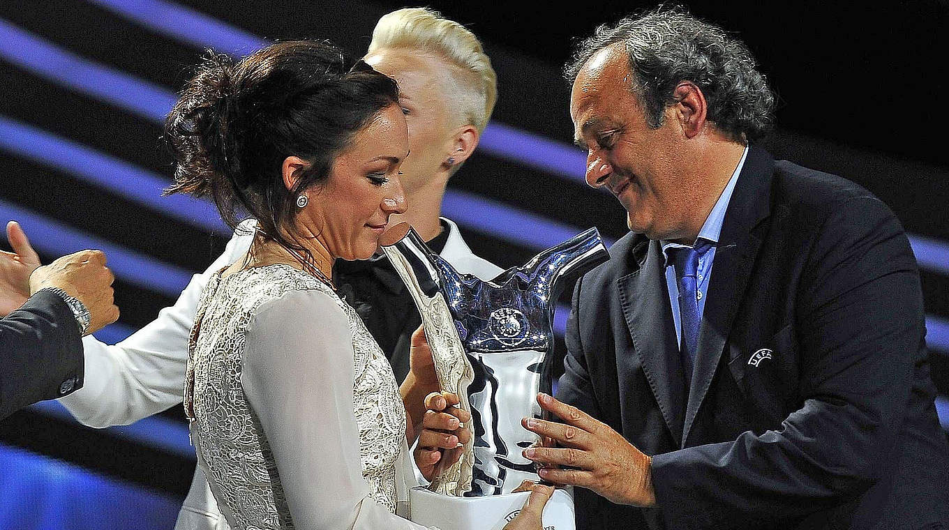 "Europas Fußballerin des Jahres 2014": Nadine Keßler wird von Michel Platini geehrt © imago/ZUMA Press