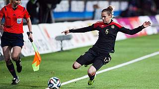 Simone Laudehr in Aktion: DFB-TV überträgt das Länderspiel gegen England live © Getty Images