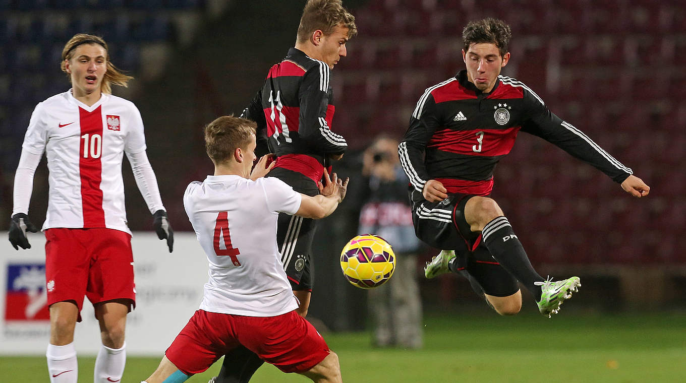 Wer hat den Ball? Deutschland siegt 2:0 in Polen © 2014 Getty Images