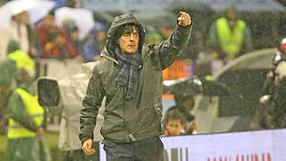 Germany manager Joachim Löw giving orders in the rain in Vigo © imago/Schüler