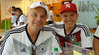 WM-Teilnehmer: Jörg Karow und Sohn vor dem Ghana-Spiel in Fortaleza. © Privat