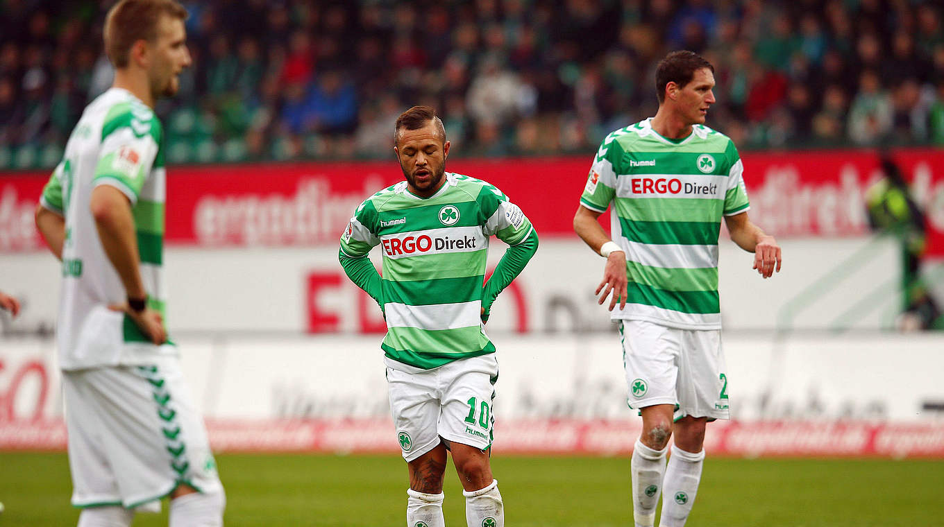 Geknickt nach dem 0:3 gegen Karlsruhe: Die Spieler von Greuther Fürth © 2014 Getty Images