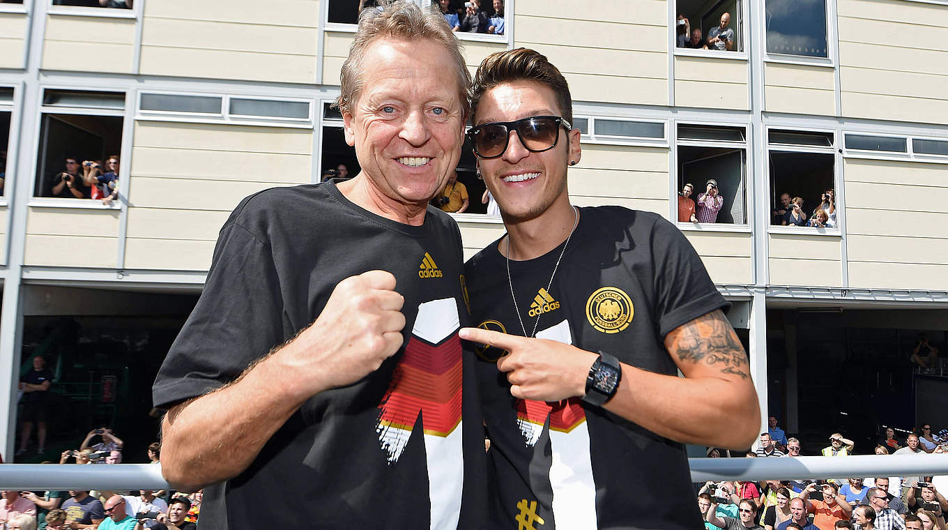 Weltmeister 2014: Eder (l.) mit Özil auf der Fanmeile in Berlin © imago/Ulmer