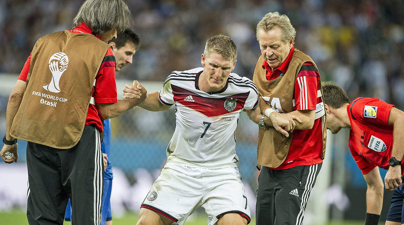 Den Leader fitmachen: Eder (2.v.r.) mit Schweinsteiger im WM-Finale © imago/Sven Simon