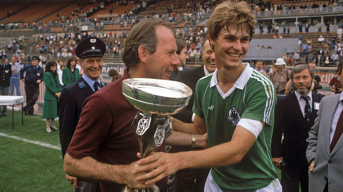 U 18 Europameister 1981: Trainer Dietrich Weise und Kapitän Ralf Loose (r.) © imago