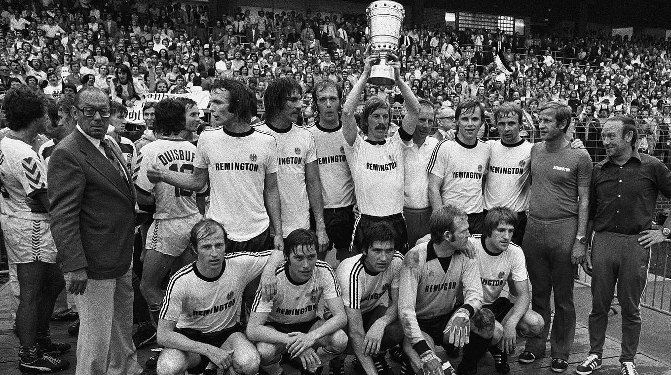DFB-Pokalsieger 1975 mit Eintracht Frankfurt: Trainer Dietrich Weise (o.5.v.r.) © imago sportfotodienst