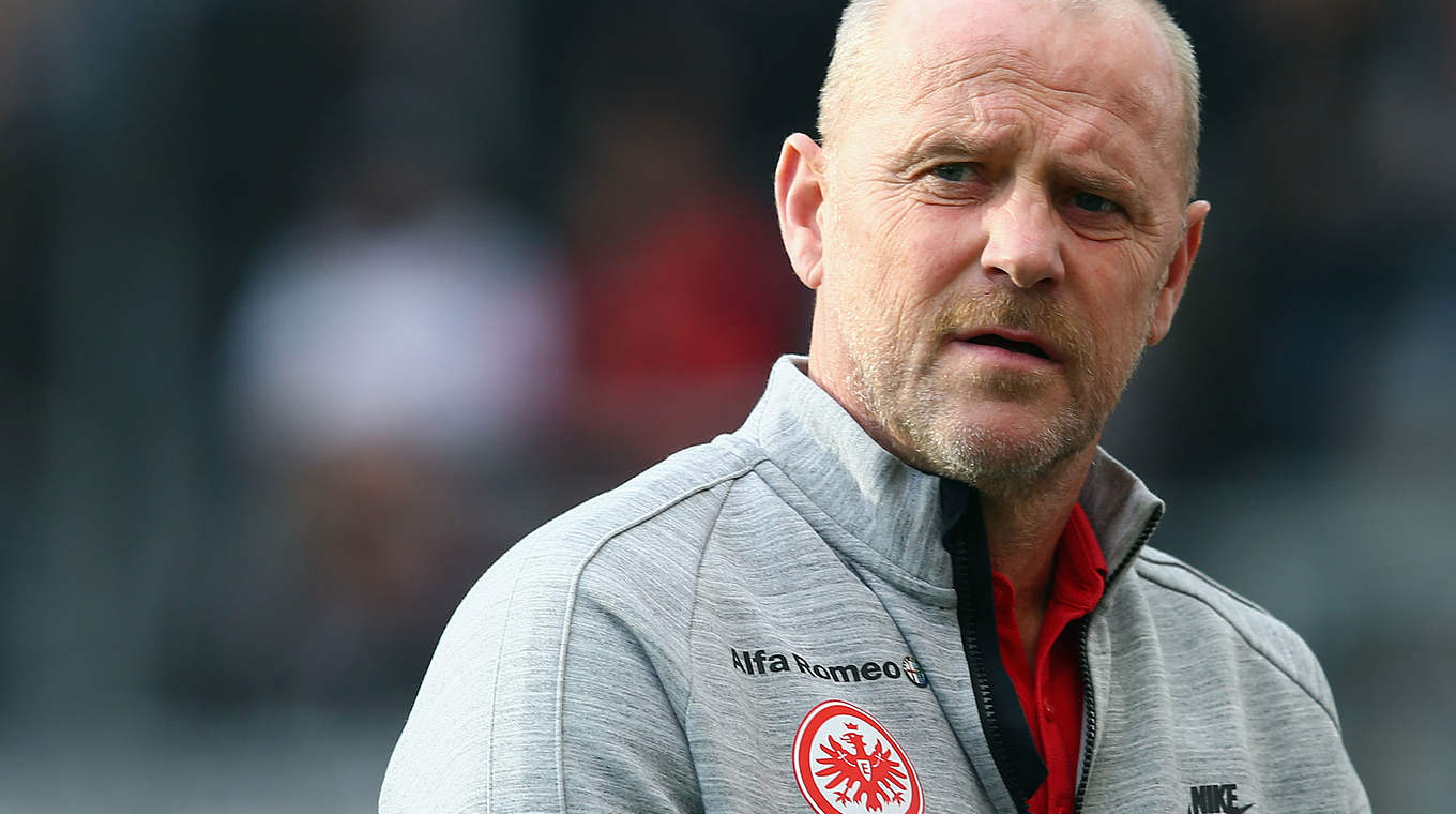 Ist sich der brenzligen Situation bewusst: Eintracht-Trainer Thomas Schaaf © 2014 Getty Images