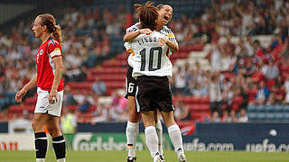 So sehen Siegerinnen aus: Grings (h.) und Lingor im EM-Finale 2005 gegen Norwegen © imago