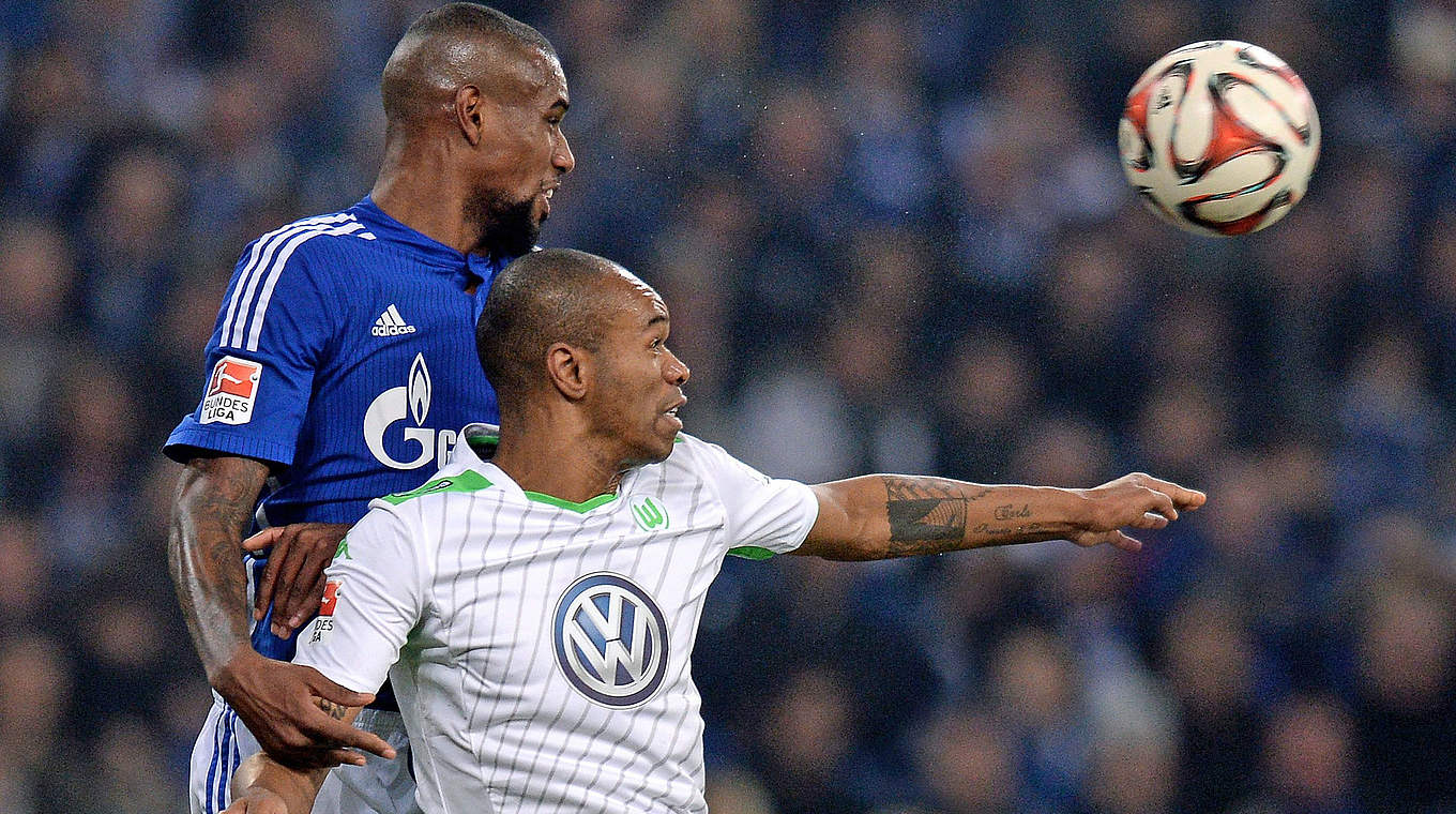 Einfach einen Tick besser an diesem Tag: Felipe Santana`s Schalker (l.) gegen Naldo`s Wolfsburger (r.) © 2014 Getty Images