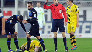 Nach Foul von Bakalorz (Nr. 6): Reus liegt verletzt am Boden © imago/Eibner