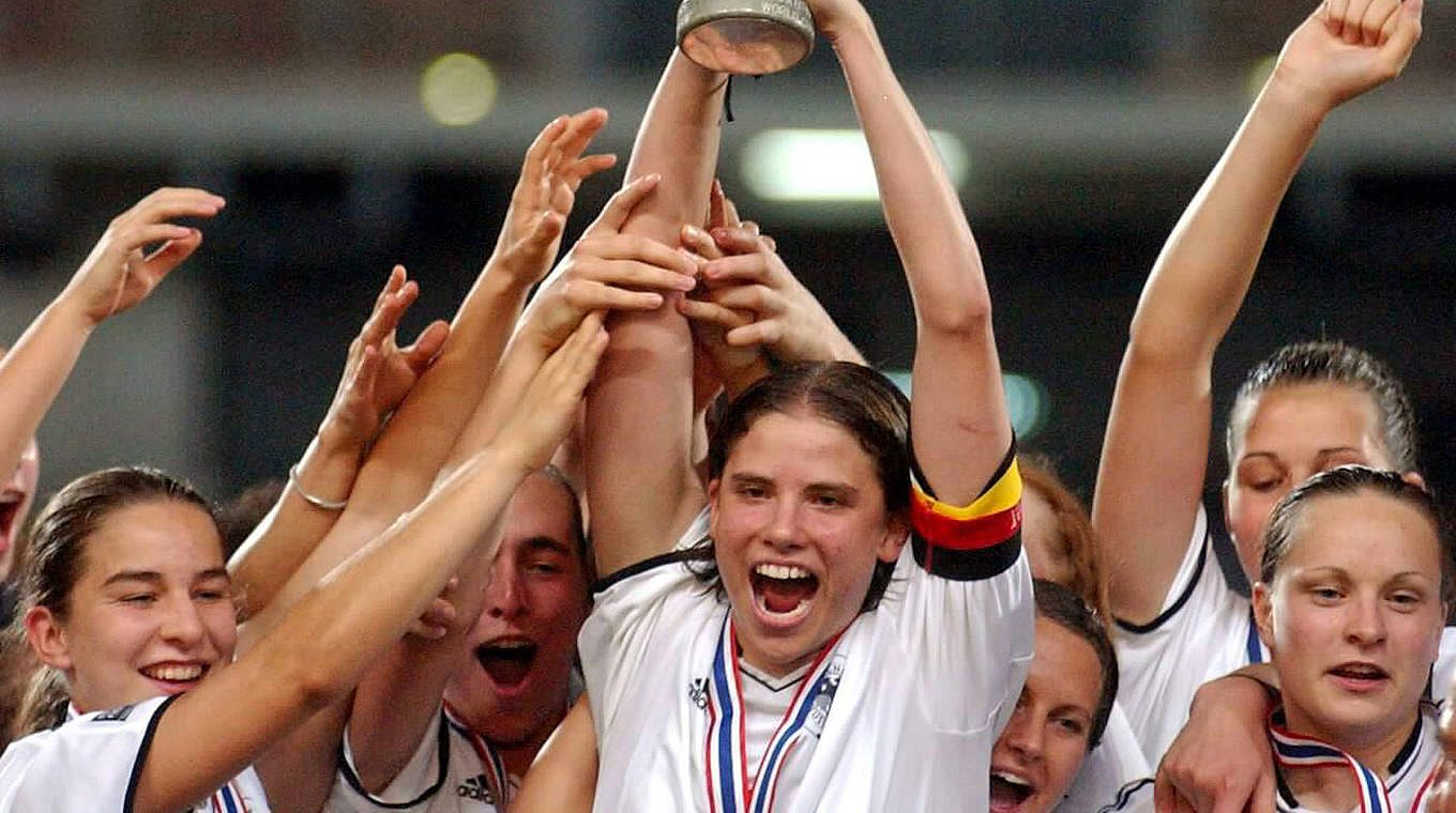 Weltmeisterin 2004 mit der U 19: Annike Krahn stemmt den WM-Pokal in den Himmel © imago sportfotodienst