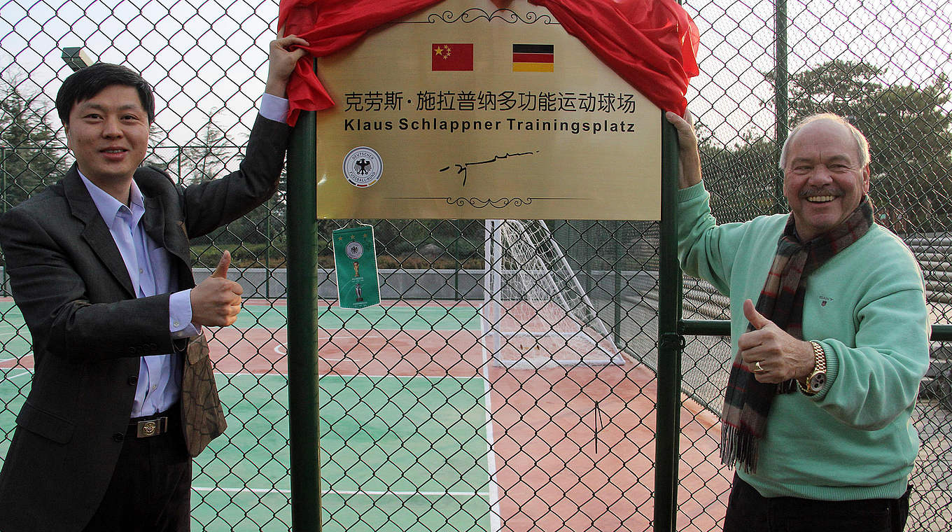 Neulich in Qingdao: Einweihung des Klaus-Schlappner-Trainingsplatzes © privat