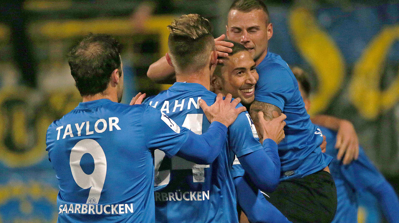 Die Freude ist groß: Der 1. FC Saarbrücken feiert den Derbysieg © 2014 Getty Images