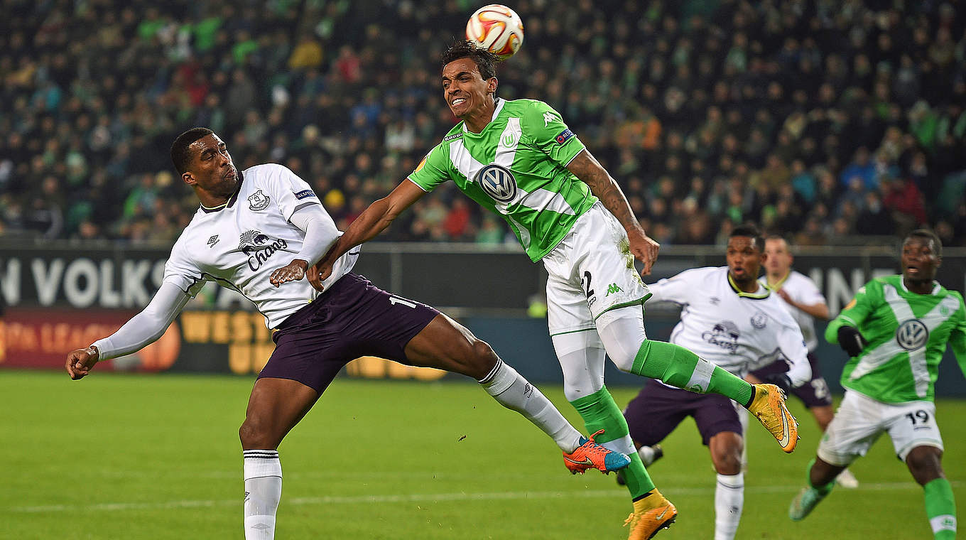 Streckt sich vergeblich: Wolfsburgs Luiz Gustavo (r.) © 2014 Getty Images