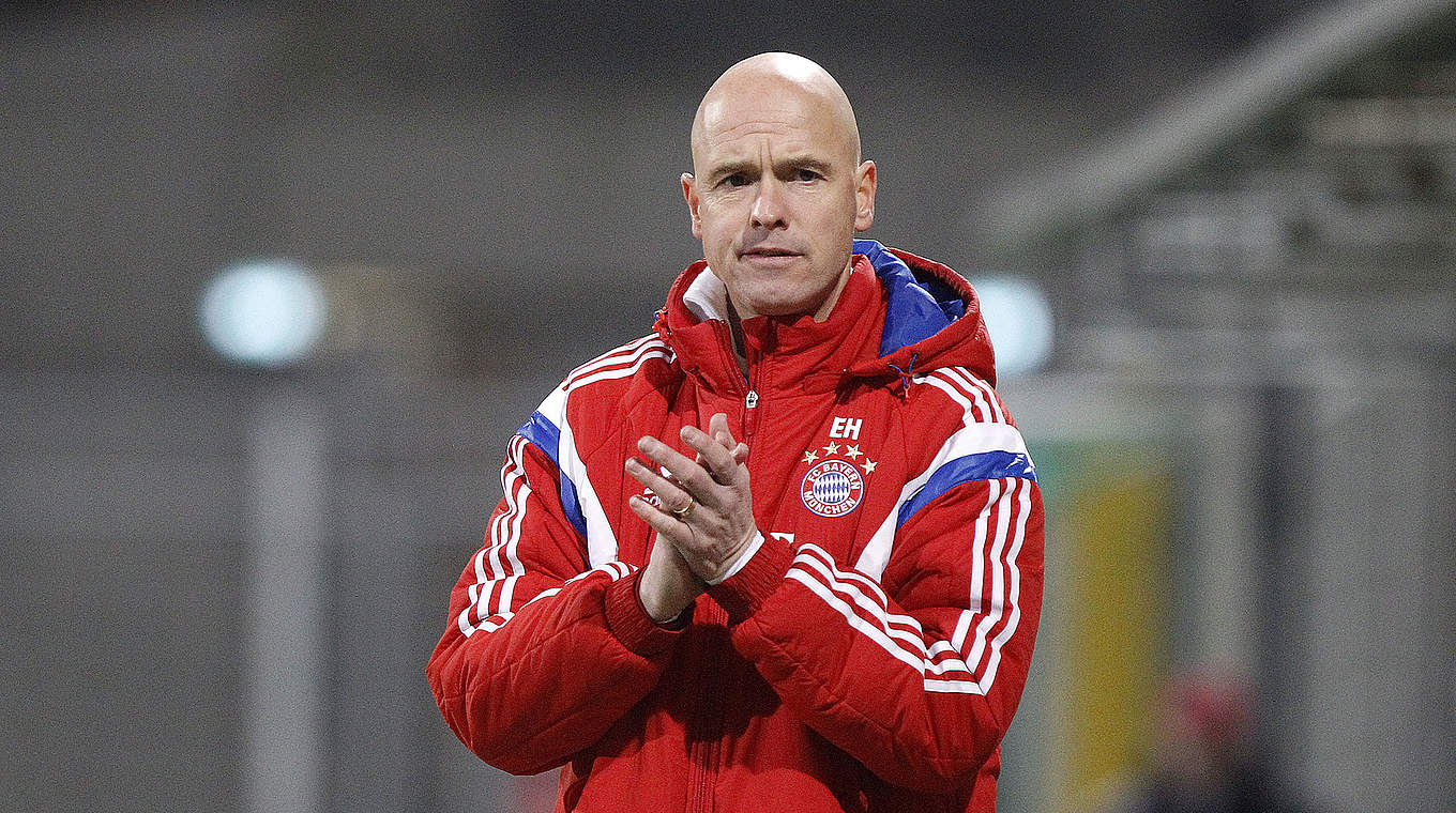 Duell gegen den Tabellennachbarn: Bayerns Reserve und Trainer ten Hag © Jan Kuppert