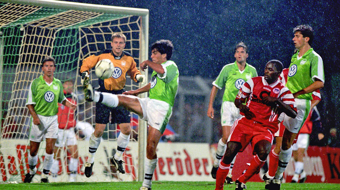 Der erste von 149 Heimsiegen: Wolfsburg gewinnt 1997 mit 2:1 gegen Hertha © imago sportfotodienst
