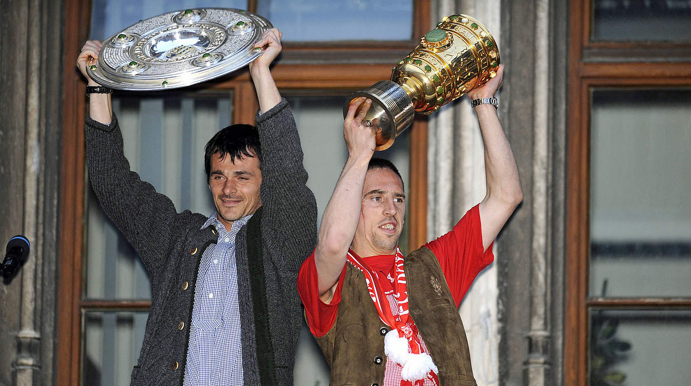 Zwei Franzosen, zwei Pokale, ein Rekord: die Bayern Franck Ribéry und Willy Sagnol (l.) © imago sportfotodienst