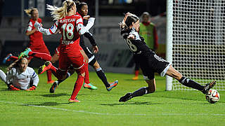 Schon acht Saisontore: Frankfurts Kerstin Garefrekes (r.) trifft gegen Freiburg © imago/Jan Huebner