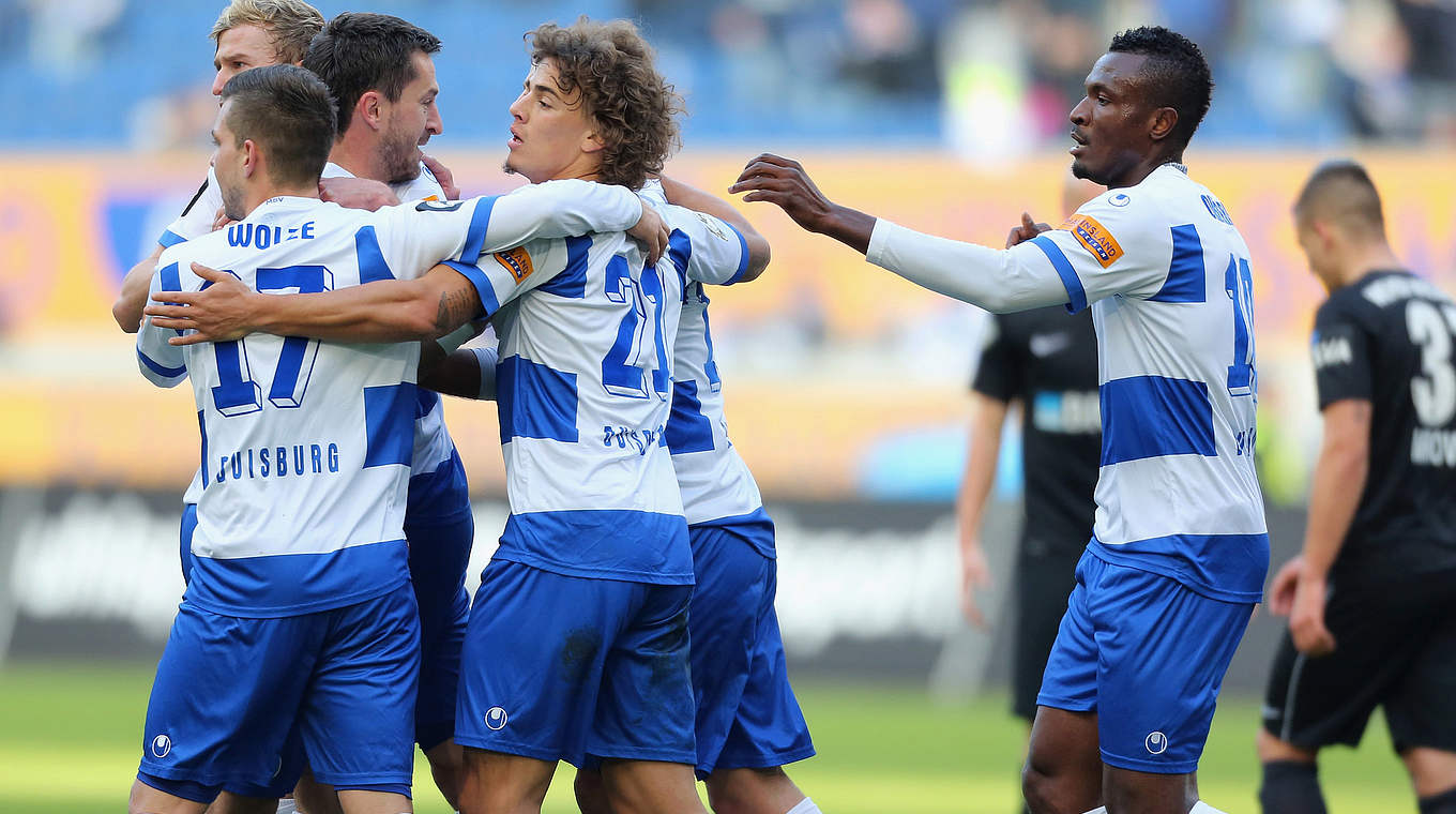 Bejubeln die Führung: Die Spieler des MSV Duisburg © 2014 Getty Images
