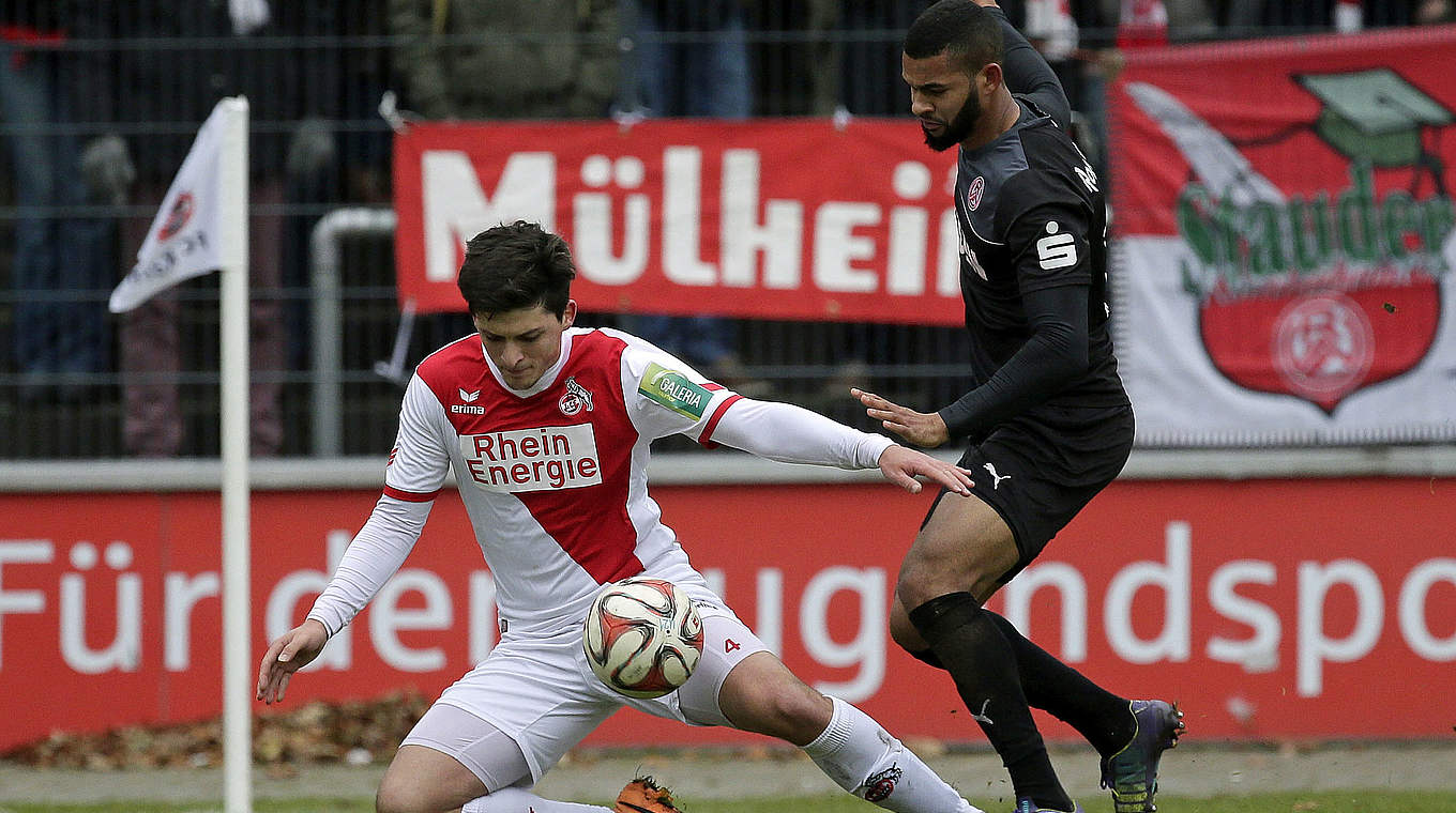Duell um den Ball: Kölns Jannis Nikolaou (l.) gegen Cebio Soukou von RWE © 2014 Getty Images