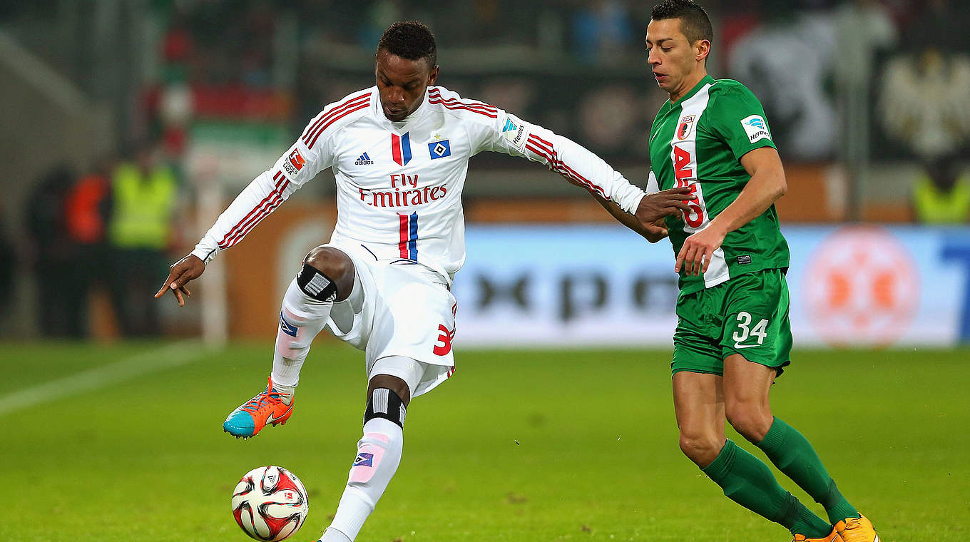 Zweikampf in Augsburg: Cléber (l.) vom HSV gegen Djurdjic vom FCA © 2014 Getty Images