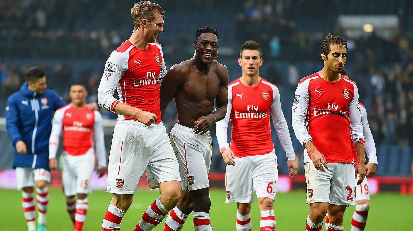 Glückwünsche an den Siegtorschützen Danny Welbeck (2.v.l.): Per Mertesacker (l.) © 2014 Getty Images