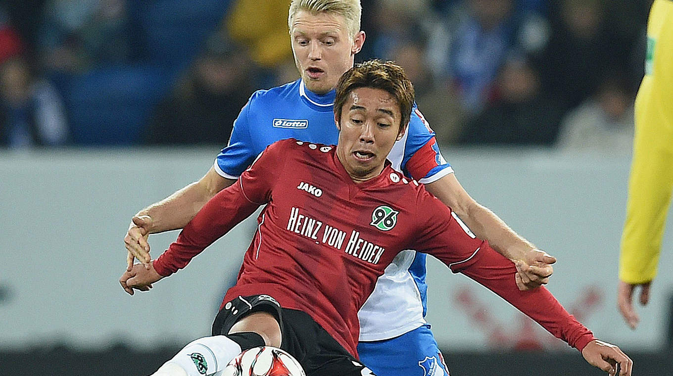 Spektakuläre Partie in Sinsheim: Beck von Hoffenheim gegen Kiyotake von Hannover (v.) © 2014 Getty Images