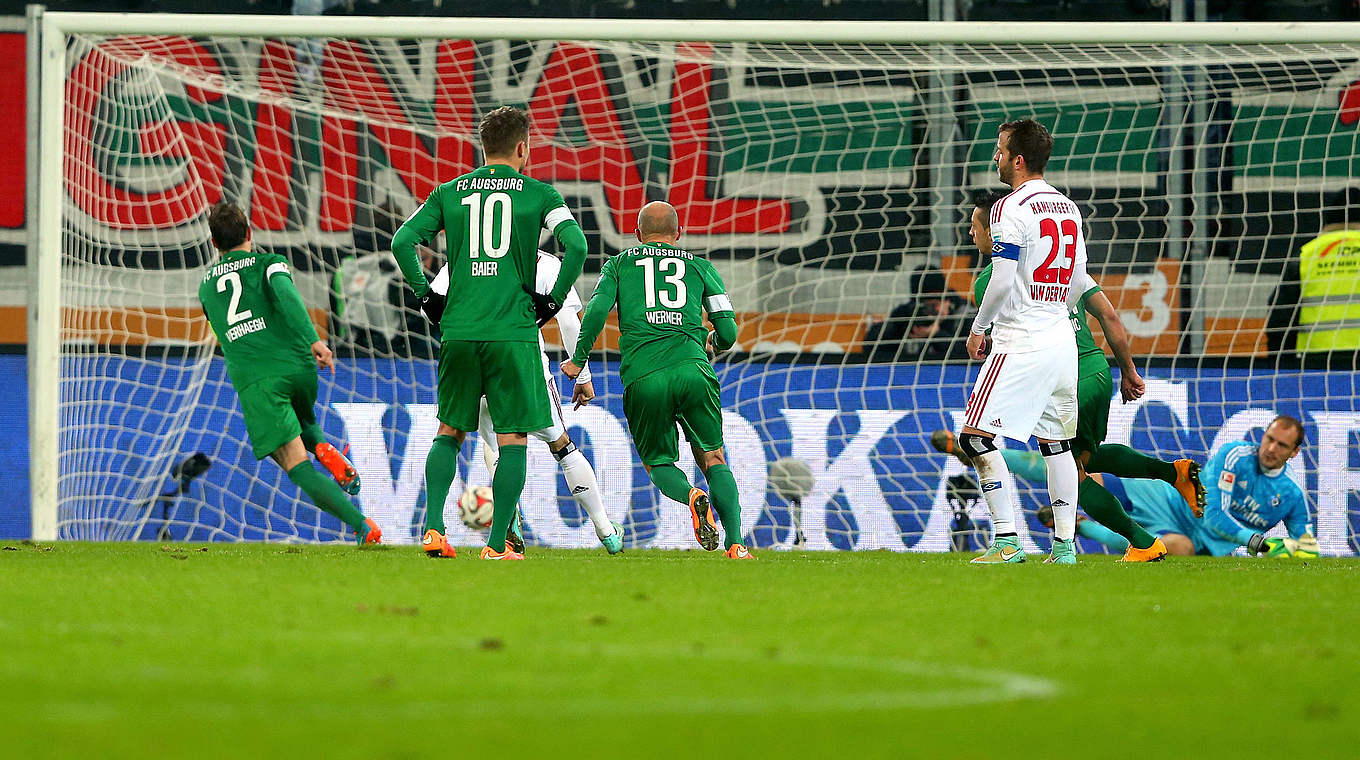 Verschoss in der Bundesliga bislang noch keinen Elfmeter: Augsburgs Paul Verhaegh (l.) © 2014 Getty Images