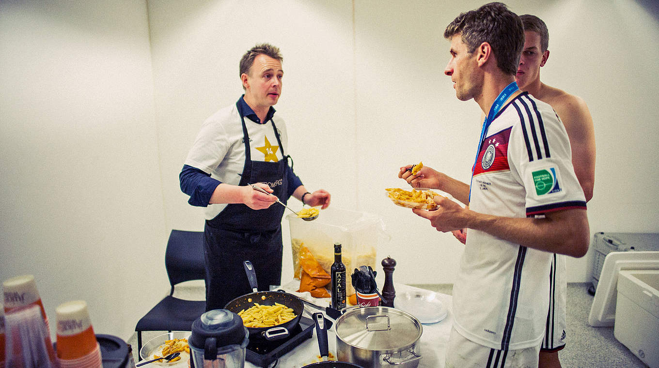 Weltmeisterliche Ernährung: Stromberg kocht, Müller und Ginter (v.l.) essen mit Appetit © Paul Ripke