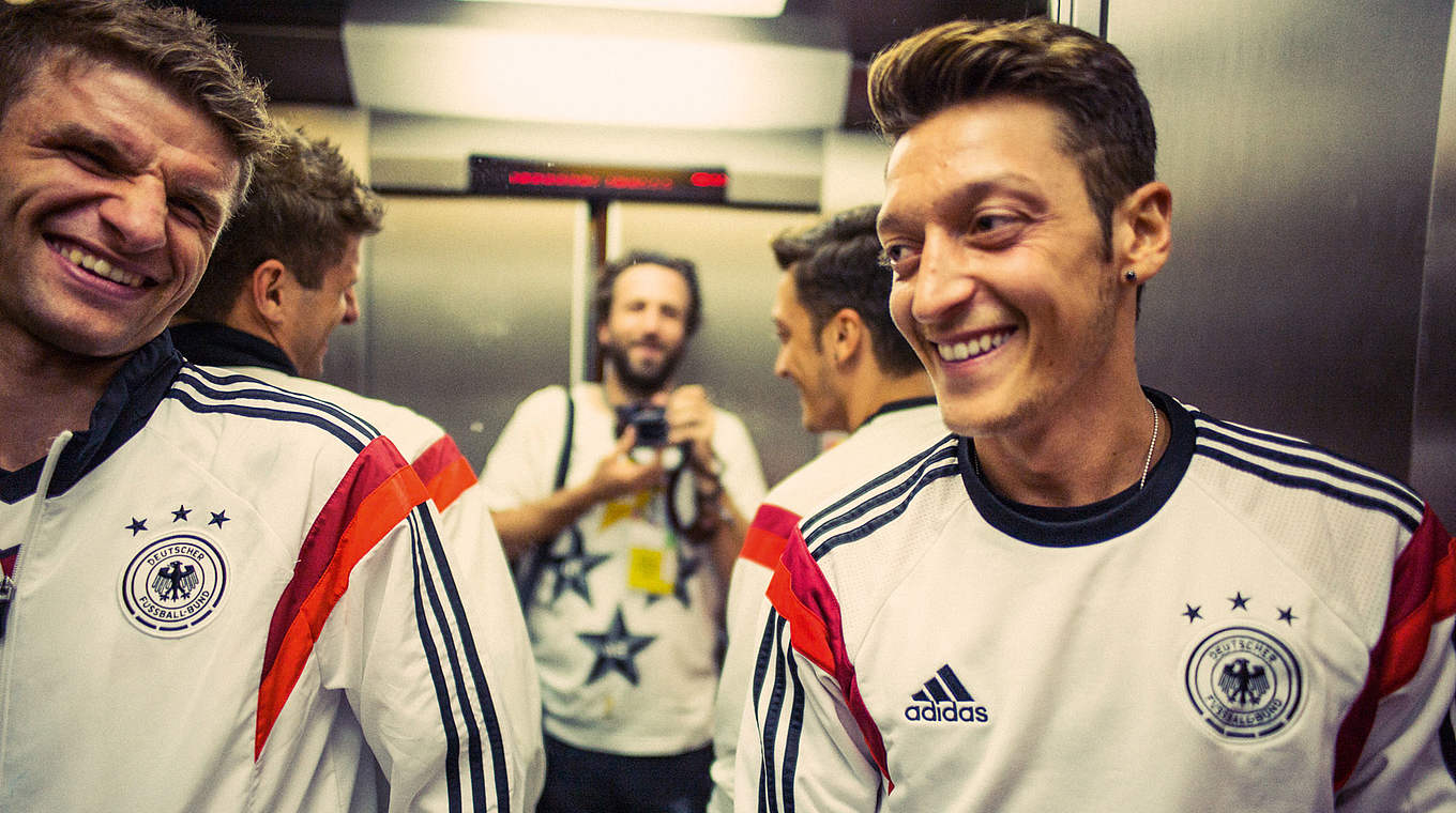 Mit Thomas und Mesut im Aufzug: Fotograf Ripke im Spiegel, Müller (l.) und Özil lachen © Paul Ripke