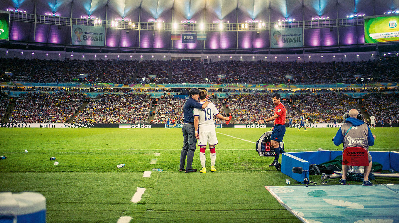 Der Endspiel-entscheidende Wechsel: Löw (l.) instruiert Götze in der 88. Minute © Paul Ripke